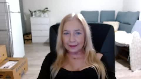 Snapshot of desiresofia chatting on 12/17/24, 08:01 S O F I A online show from 12/17/24, 08:01