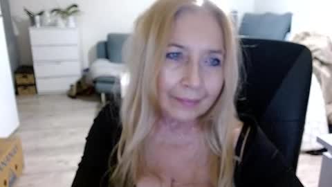 Snapshot of desiresofia chatting on 12/19/24, 02:46 S O F I A online show from 12/19/24, 02:46