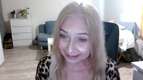 Snapshot of desiresofia chatting on 01/26/25, 02:41 S O F I A online show from 01/26/25, 02:41