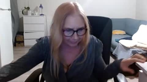 Snapshot of desiresofia chatting on 02/22/25, 06:08 S O F I A online show from 02/22/25, 06:08