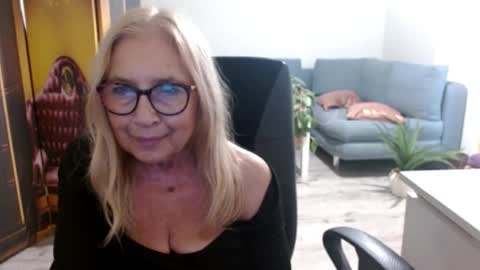Snapshot of desiresofia chatting on 10/14/25, 01:56 S O F I A online show from 10/14/25, 01:56