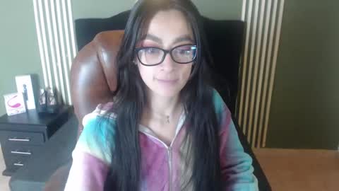 Snapshot of desiring__angel chatting on 12/18/24, 04:39 Desiring Angel online show from 12/18/24, 04:39