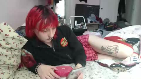 Snapshot of devilg1rl chatting on 05/01/26, 09:52 poutyangel online show from 05/01/26, 09:52