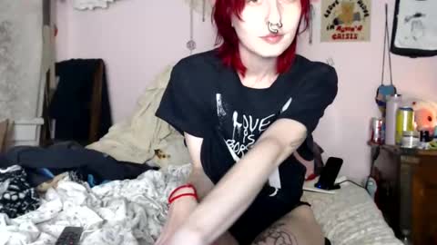 Snapshot of devilg1rl chatting on 05/29/26, 06:22 poutyangel online show from 05/29/26, 06:22