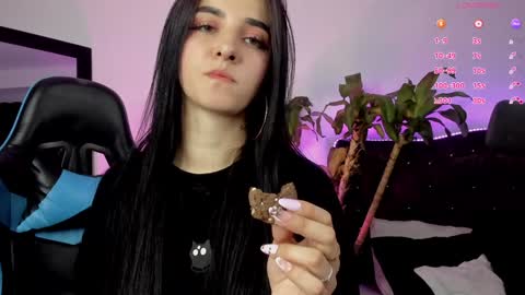 Snapshot of devlin_violet__ chatting on 01/17/25, 06:15 PaulaInsta  paulacastellanos 1Pvt open online show from 01/17/25, 06:15