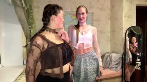 Snapshot of devpip chatting on 11/11/25, 03:34 Pippi online show from 11/11/25, 03:34