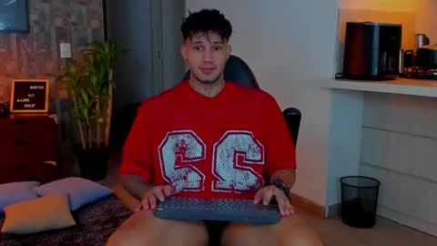 Snapshot of deymon_scott chatting on 11/21/25, 02:43 JULIAN online show from 11/21/25, 02:43