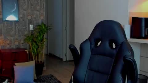 Snapshot of deymon_scott chatting on 12/14/25, 01:00 JULIAN online show from 12/14/25, 01:00