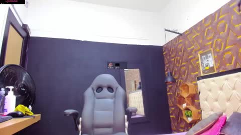 Snapshot of deyy_madisson chatting on 02/05/25, 08:04 Madisson online show from 02/05/25, 08:04