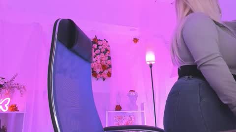 Dia online show from 11/14/25, 01:26