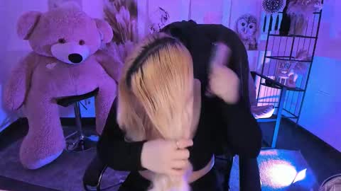 Dia online show from 12/21/25, 07:21