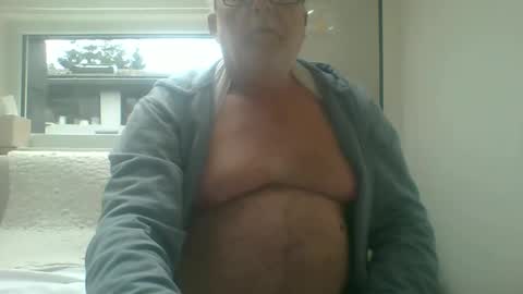 Snapshot of dial76 chatting on 01/19/25, 10:50 dial76 online show from 01/19/25, 10:50