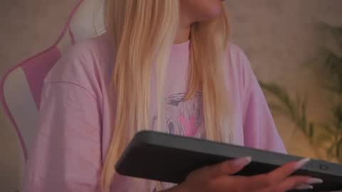 Snapshot of diamond_ava_ chatting on 06/07/26, 09:35 Thea online show from 06/07/26, 09:35