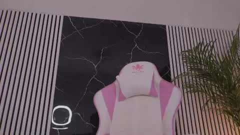 Snapshot of diamond_ava_ chatting on 06/27/26, 09:03 Thea online show from 06/27/26, 09:03