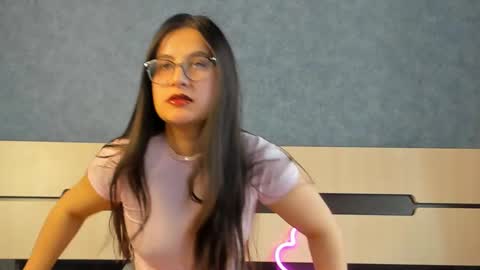 Snapshot of diana_moonn chatting on 10/19/25, 11:44 Hello my name is Carolina online show from 10/19/25, 11:44