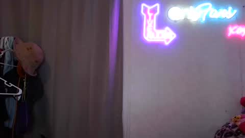 Snapshot of dimepiecexxx chatting on 10/09/25, 02:31 Sofie online show from 10/09/25, 02:31