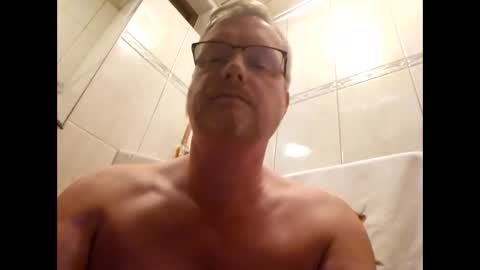 Snapshot of dirkkie1975 chatting on 04/15/26, 10:21 dirkkie1975 online show from 04/15/26, 10:21
