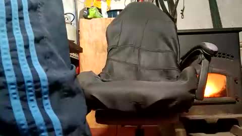 Snapshot of dirtmcgirt82 chatting on 12/18/24, 06:43 dirtmcgirt82 online show from 12/18/24, 06:43