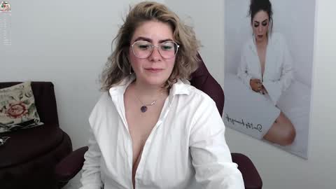 Snapshot of diva_milf chatting on 12/26/24, 01:40 Diva online show from 12/26/24, 01:40