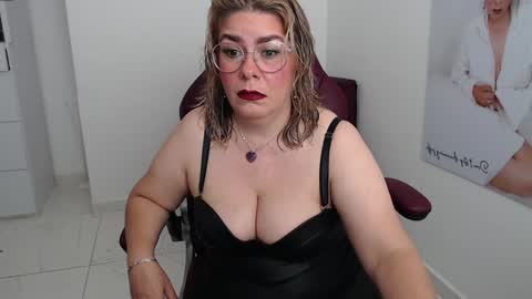 Snapshot of diva_milf chatting on 12/29/24, 08:37 Diva online show from 12/29/24, 08:37