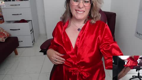 Snapshot of diva_milf chatting on 01/02/25, 02:11 Diva online show from 01/02/25, 02:11
