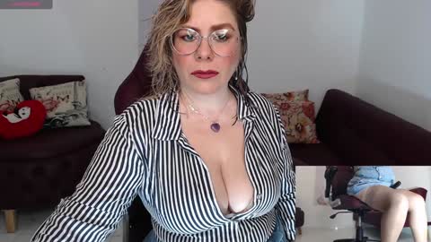 Snapshot of diva_milf chatting on 01/08/25, 10:37 Diva online show from 01/08/25, 10:37