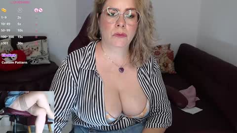 Snapshot of diva_milf chatting on 01/09/25, 01:39 Diva online show from 01/09/25, 01:39