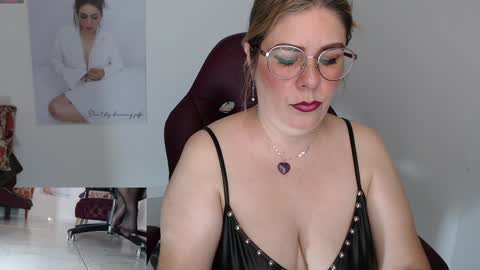 Snapshot of diva_milf chatting on 01/19/25, 07:37 Diva online show from 01/19/25, 07:37