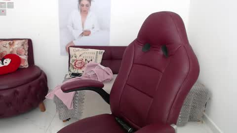 Snapshot of diva_milf chatting on 02/06/25, 01:49 Diva online show from 02/06/25, 01:49
