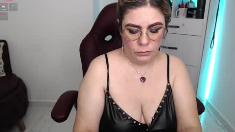 Snapshot of diva_milf chatting on 02/21/25, 02:06 Diva online show from 02/21/25, 02:06