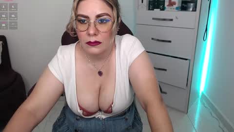 Snapshot of diva_milf chatting on 02/22/25, 07:36 Diva online show from 02/22/25, 07:36