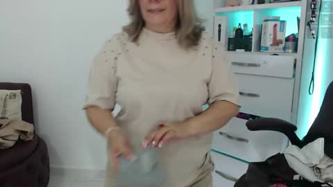 Snapshot of diva_milf chatting on 02/23/25, 07:17 Diva online show from 02/23/25, 07:17