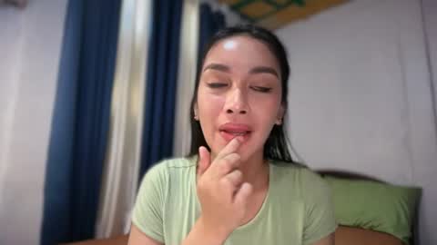 Snapshot of divina_graciaxx chatting on 06/25/26, 02:44 DIVINA online show from 06/25/26, 02:44
