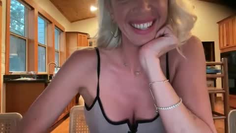 Snapshot of dixieinthewilde chatting on 09/21/25, 01:18 dixieinthewilde online show from 09/21/25, 01:18