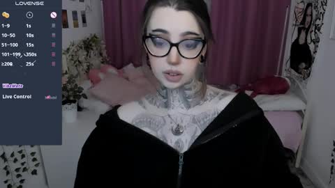 dixipixi_ online show from 04/04/26, 05:38