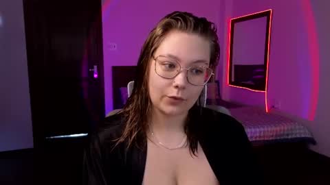 Snapshot of djennapalme chatting on 06/17/26, 10:28 Jenia online show from 06/17/26, 10:28