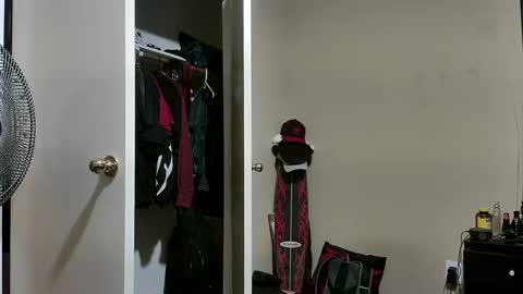 Snapshot of djforeskin chatting on 09/23/25, 01:52 DJ online show from 09/23/25, 01:52