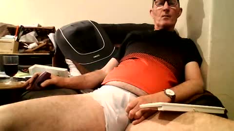 Snapshot of doggsaur chatting on 12/27/24, 11:39 Doggsaur online show from 12/27/24, 11:39