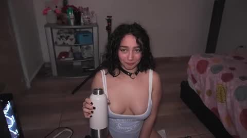 Snapshot of doll4you_ chatting on 10/23/25, 01:54 Alice y Ros online show from 10/23/25, 01:54