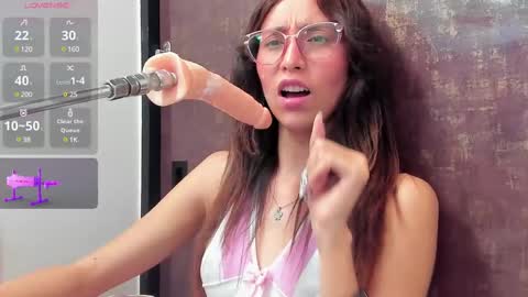 Snapshot of doll_bella_ chatting on 03/08/25, 10:56 Bella online show from 03/08/25, 10:56