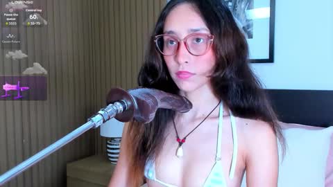 Snapshot of doll_bella_ chatting on 09/18/25, 08:22 Bella online show from 09/18/25, 08:22