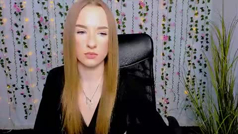 Snapshot of doll_vey chatting on 03/07/25, 03:39 doll_vey online show from 03/07/25, 03:39