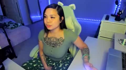 Snapshot of dolllface chatting on 11/21/25, 06:12 DOLLLFACE online show from 11/21/25, 06:12