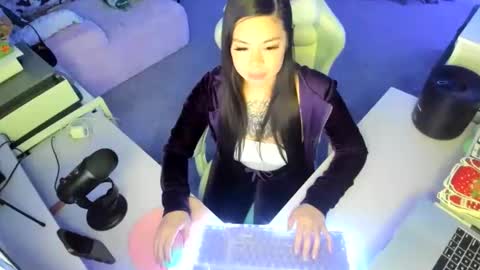 Snapshot of dolllface chatting on 12/15/25, 06:06 DOLLLFACE online show from 12/15/25, 06:06