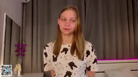 Snapshot of dollyburruss chatting on 09/09/25, 06:18 Emilia online show from 09/09/25, 06:18