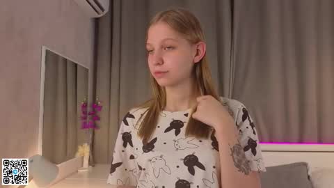 Snapshot of dollyburruss chatting on 09/11/25, 06:19 Emilia online show from 09/11/25, 06:19