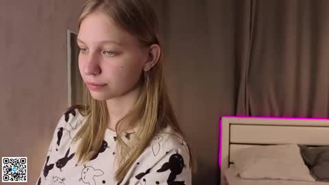 Snapshot of dollyburruss chatting on 09/15/25, 06:08 Emilia online show from 09/15/25, 06:08