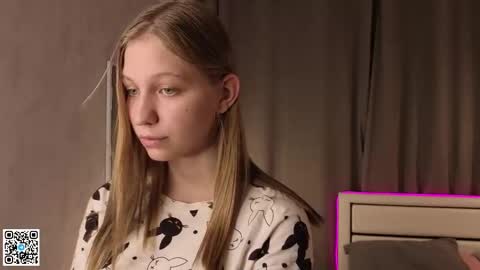 Snapshot of dollyburruss chatting on 09/16/25, 06:20 Emilia online show from 09/16/25, 06:20