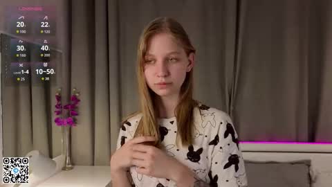 Snapshot of dollyburruss chatting on 09/27/25, 06:13 Emilia online show from 09/27/25, 06:13