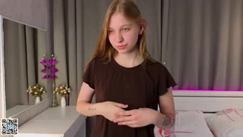 Snapshot of dollyburruss chatting on 10/05/25, 06:39 Emilia online show from 10/05/25, 06:39